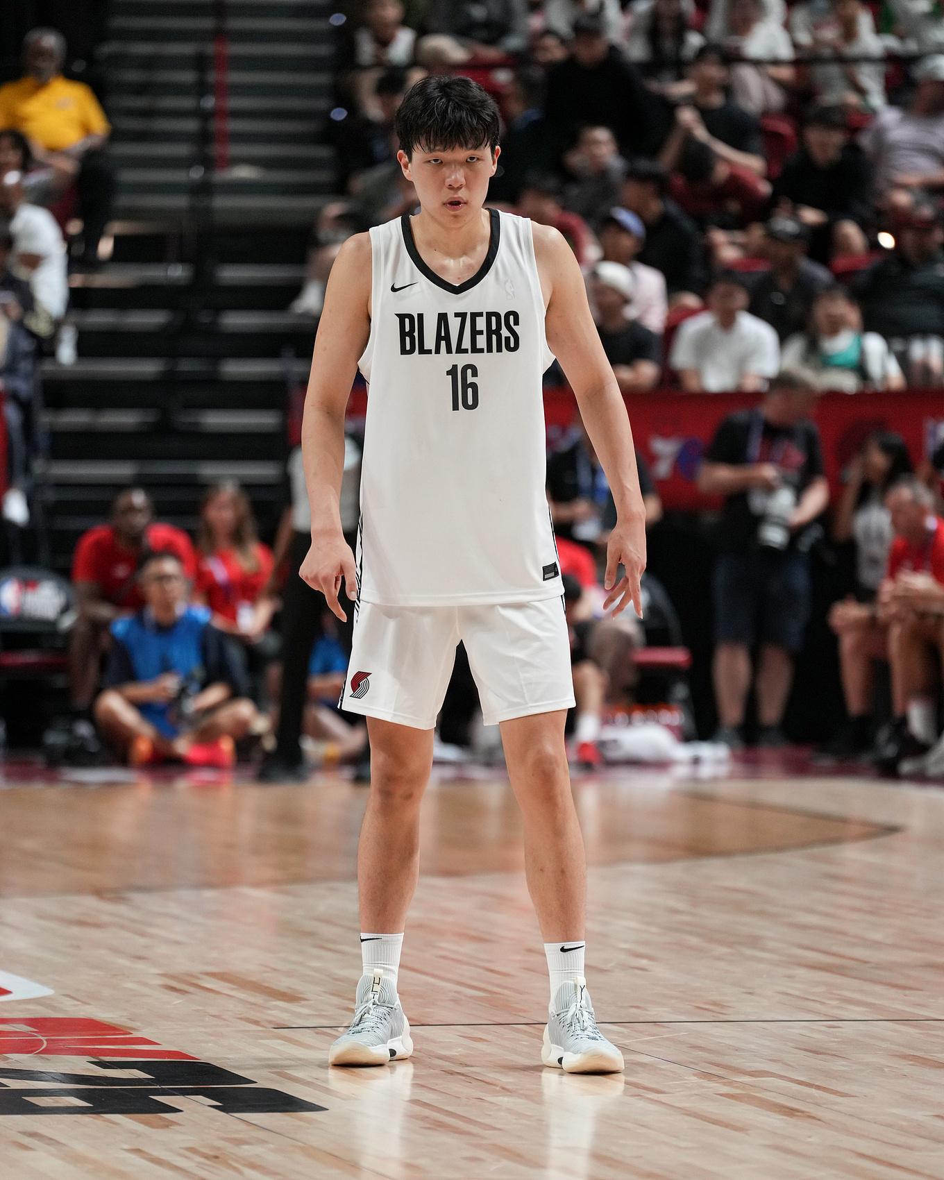 卡马拉:杨瀚森人很好&有竞争精神&会一直进步 能和他同队很兴奋