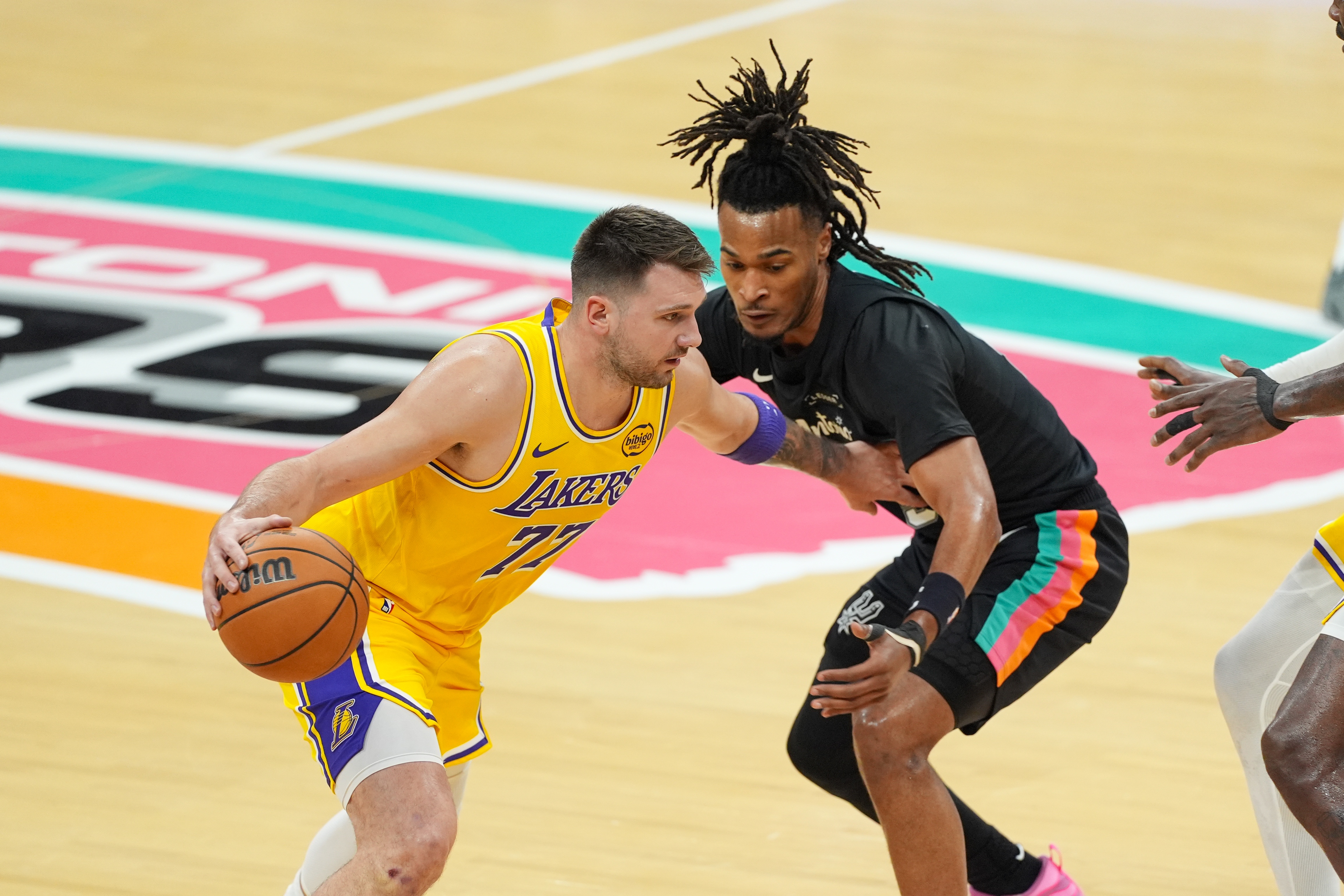 卡斯尔：我努力不让东契奇站上罚球线 凭一己之力实在没法防住他