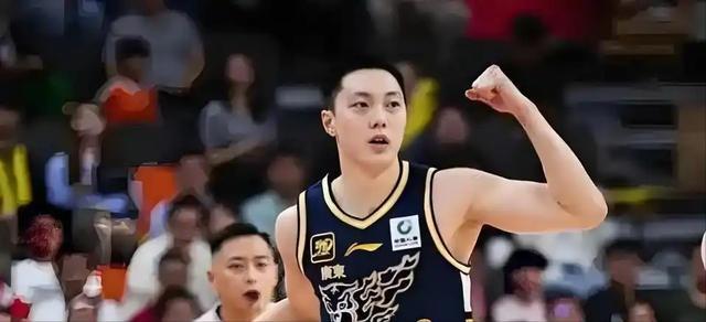乐鱼-情怀拉满却硬碰硬，曾凡博发力破局，京粤首战北京先声夺人